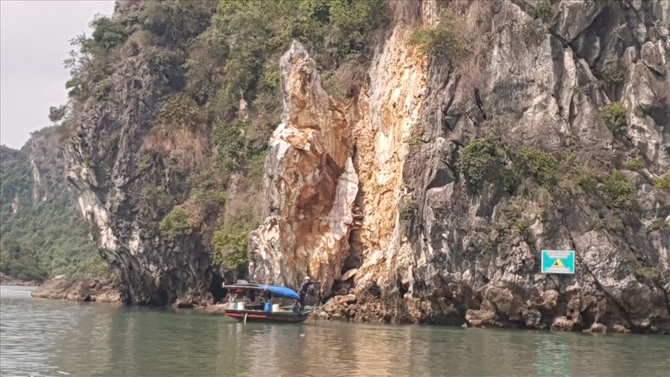 Nguy cơ sạt lở các đảo đá trên vịnh Hạ Long rất lớn. Ảnh: Nguyễn Hùng