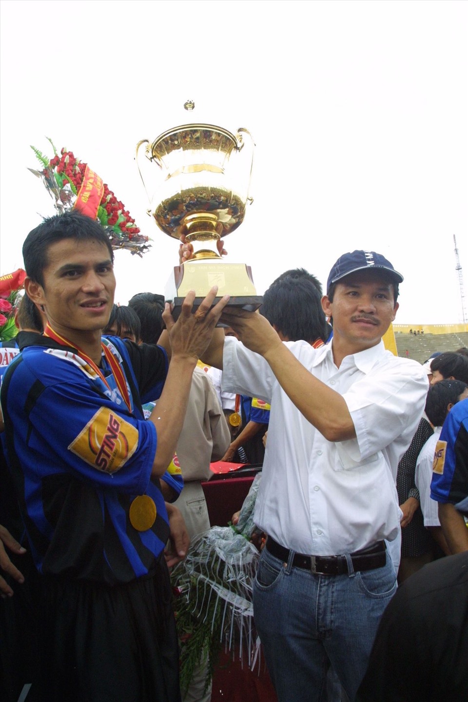 Bầu Đức và Kiatisak ăn mừng chức vô địch V.League 2003 cùng HAGL. Ảnh: Bạch Dương