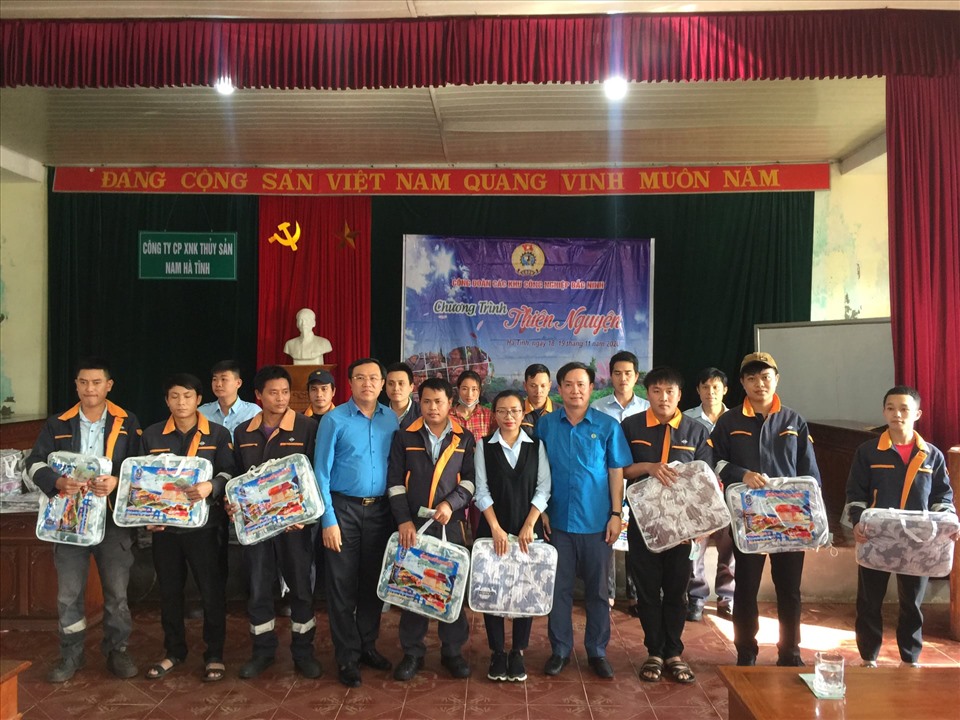Đoàn trao quà cho công nhân thuộc KKT Vũng Áng. Ảnh: CĐ.