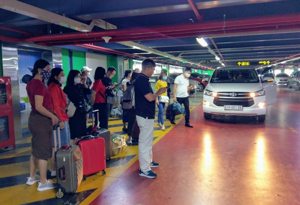 Khu vực dành cho hành khách đi xe công nghệ như GrabCar, BeCar… tại nhà xe TCP (nhà xe ga quốc nội) khá ngột ngạt.