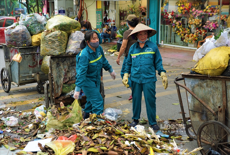 Công nhân môi trường dọn rác tồn đọng nhiều ngày trên phố Yên Phụ.