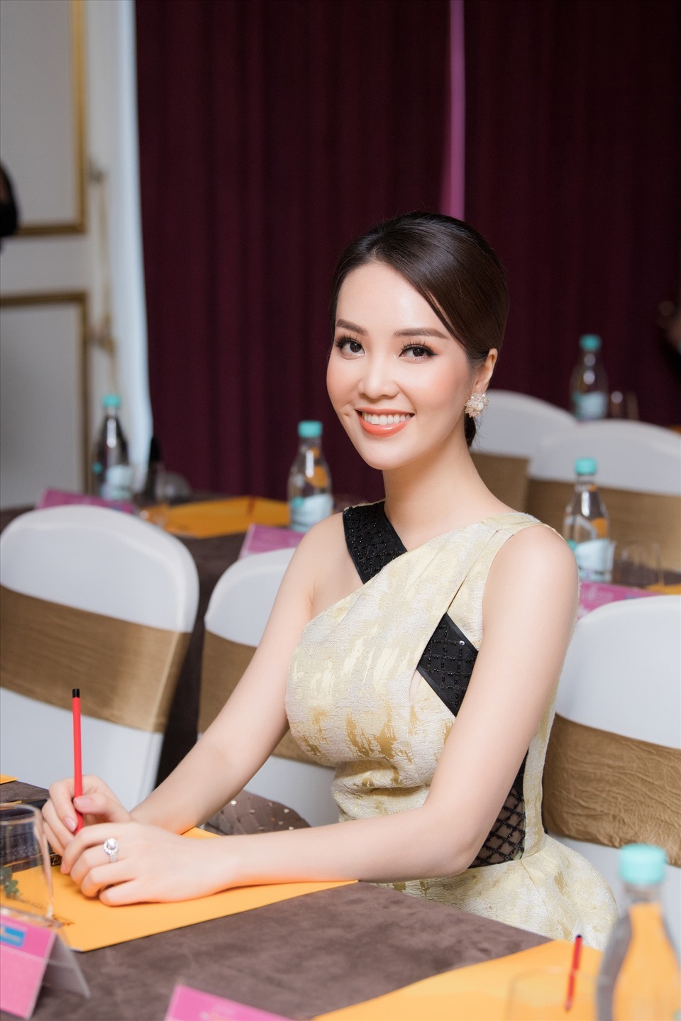 Á hậu Thuỵ Vân bận rộn với vai trò giám khảo Hoa hậu Việt Nam 2020. Ảnh: NVCC
