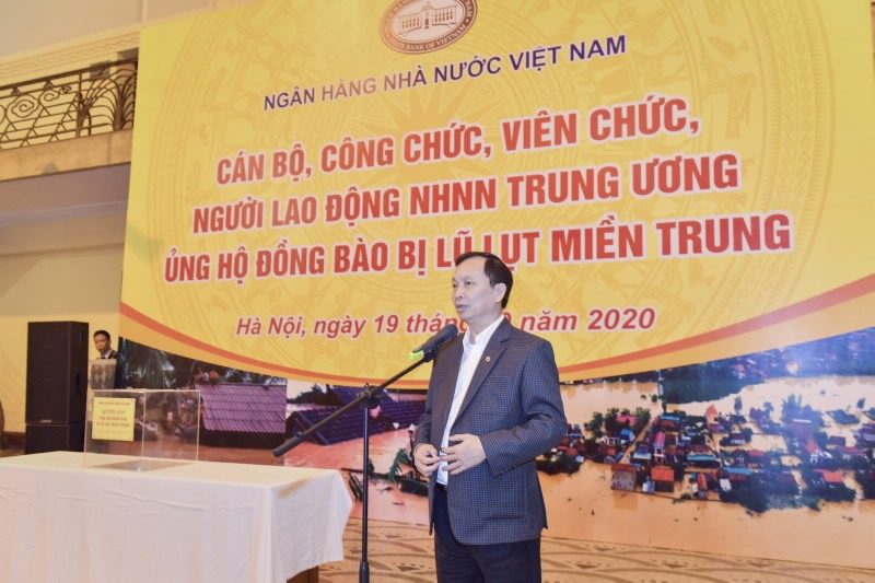 Ông Đào Minh Tú - Phó Thống đốc Ngân hàng Nhà nước, Chủ tịch Công đoàn Ngân hàng Việt Nam phát động ủng hộ người dân miền Trung bị thiệt hại do mưa bão. Ảnh: Liên Trà