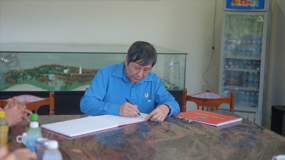 Đồng chí Trần Thanh Hải viết lưu niệm vào sổ.