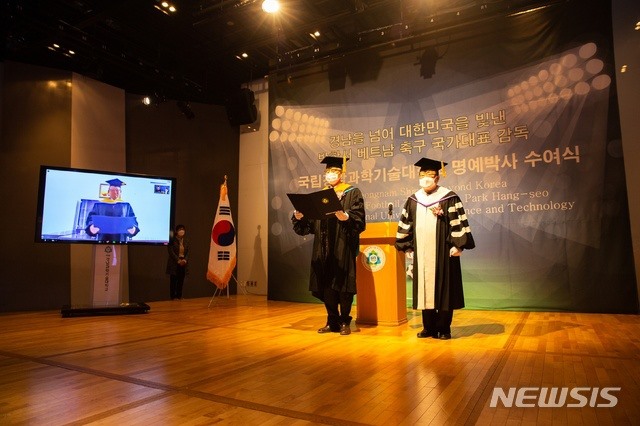Huấn luyện viên Park Hang-seo nhận bằng tiến sĩ theo hình thức trực tuyến. Ảnh: Newsis