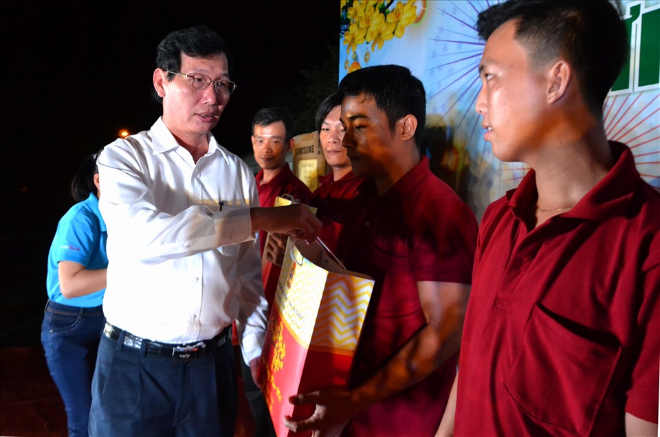 Phó Chủ tịch UBND tỉnh An Giang Lê Văn Phước tặng quà cho đoàn viên, CNLĐ dịp Tết Canh Tý. Ảnh: Lục Tùng
