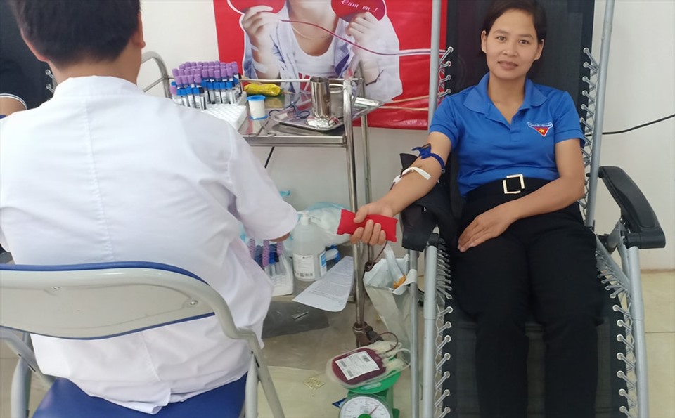 Cô Bùi Minh Khuyên tham gia hiến máu nhân đạo.