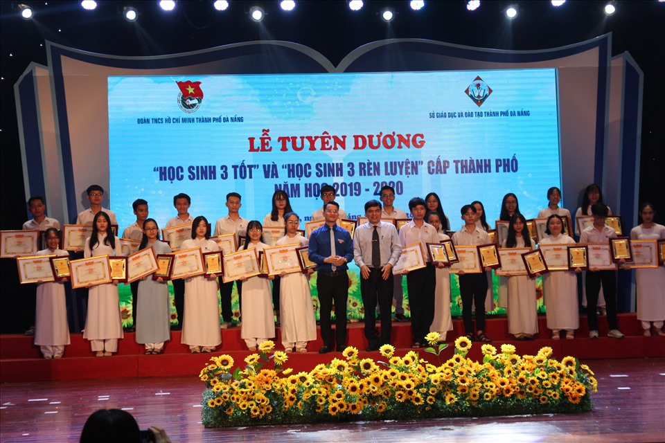 Thành Đoàn Đà Nẵng trao Danh hiệu “Học sinh 3 tốt”, “Học sinh 3 rèn luyện” cho 29 em học sinh.