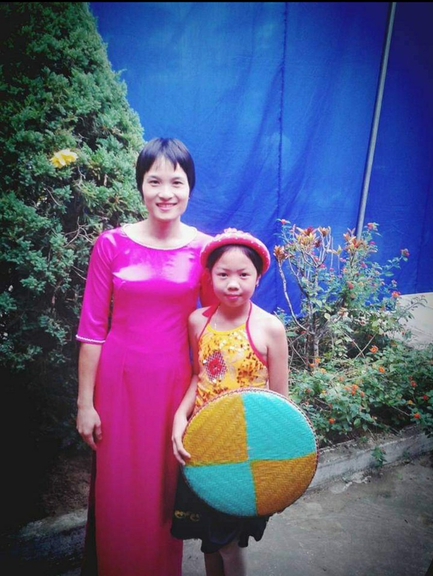 Cô giáo vùng cao Nông Thị Tuyến bên học trò của mình. (Ảnh: NVCC)