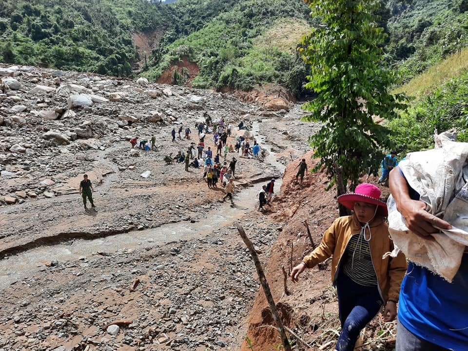 Hơn 300 người cắt rừng, cõng hàng tiếp tế người dân vùng cô lập ở vùng cao huyện miền núi Phước Sơn, Quảng Nam. Ảnh: Nguyễn Kỷ