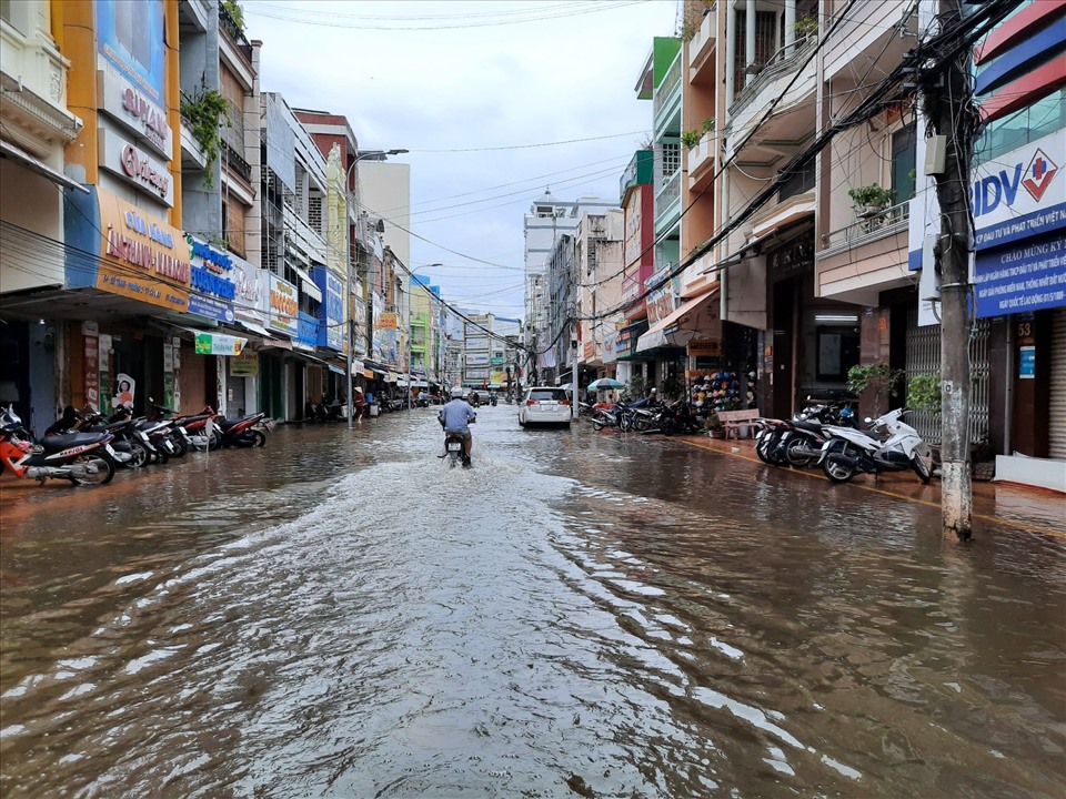 Một tuyến đường nội ô Thành phố Cà Mau ngập sâu trong nước (ảnh Nhật Hồ)
