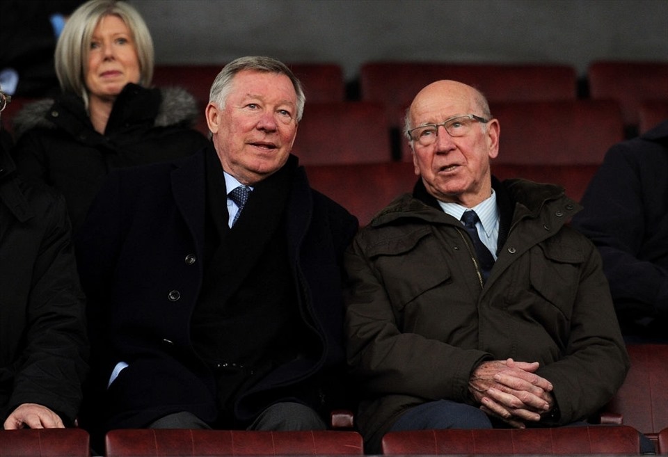 Sir Bobby Charlton (phải) thường xuyên đến sân xem Man United thi đấu cùng Sir Alex Ferguson. Ảnh: Getty