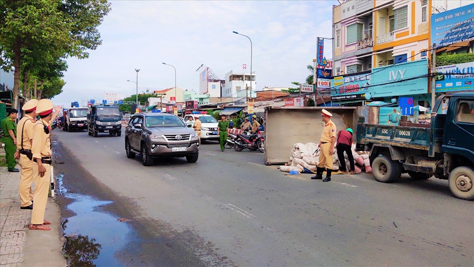 Lực lượng CSGT công an quận Ninh Kiều đến hiện trường điều tiết giao thông và xử lý vụ việc. Ảnh: Thành Nhân