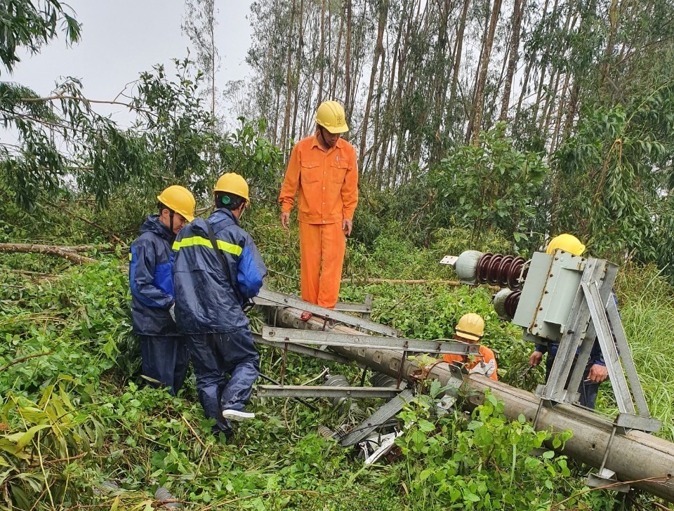 Đội xung kích Phòng chống thiên tai Tìm kiếm cứu nạn ra quân hỗ trợ tỉnh Quảng Ngãi khắc phục sự cố lưới điện do bão.