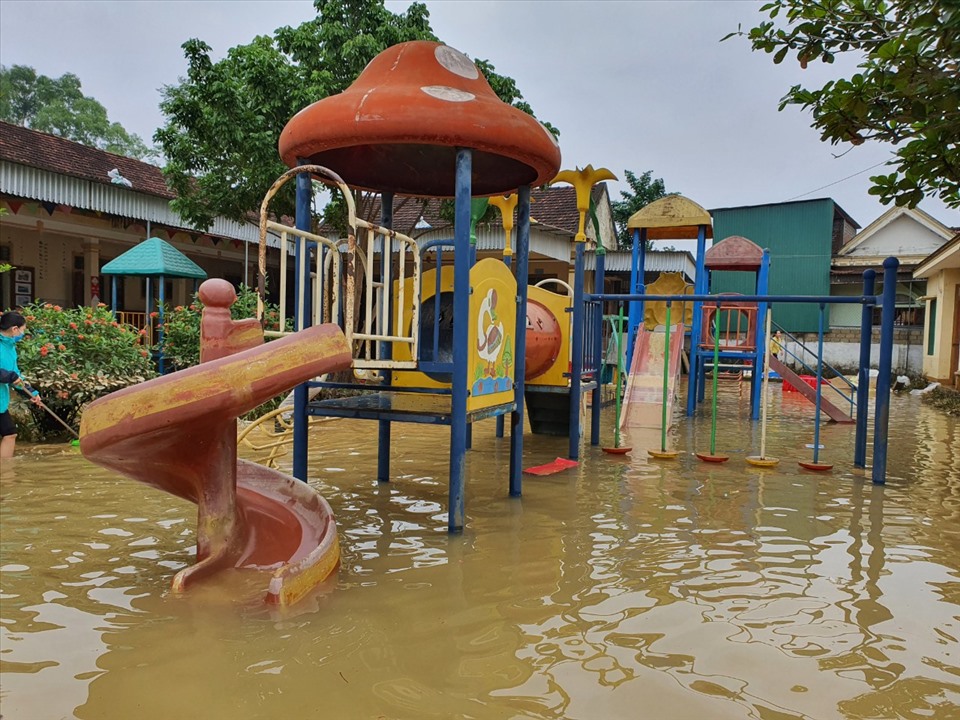 Sân trường vẫn đang chìm trong biển nước, học sinh vẫn chưa thể đến trường. Ảnh: Quang Đại