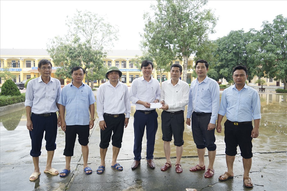 Lãnh đạo Sở GDĐT Nghệ An trao hỗ trợ ban đầu cho trường THCS Hoàng Tá Thốn (xã Long Thành-Yên Thành). Ảnh: QĐ