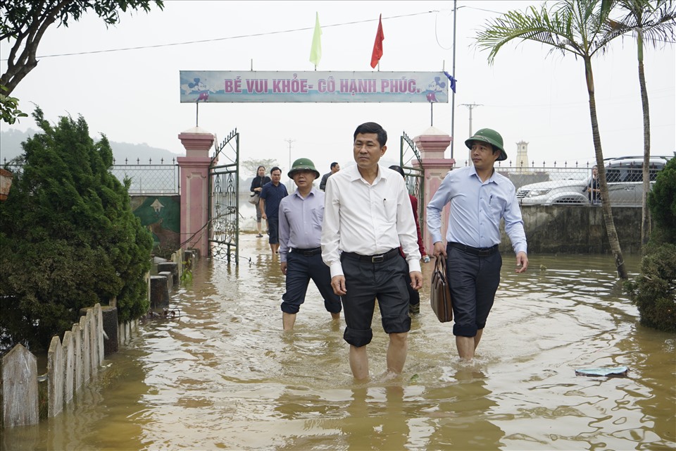 GS.TS Thái Văn Thành-Giám đốc Sở GDĐT và Thạc sỹ Đặng Văn Hải-Chủ tịch Công đoàn ngành giáo dục Nghệ An kiểm tra tại trường Tiểu học Long Thành (Yên Thành). Ảnh: QĐ