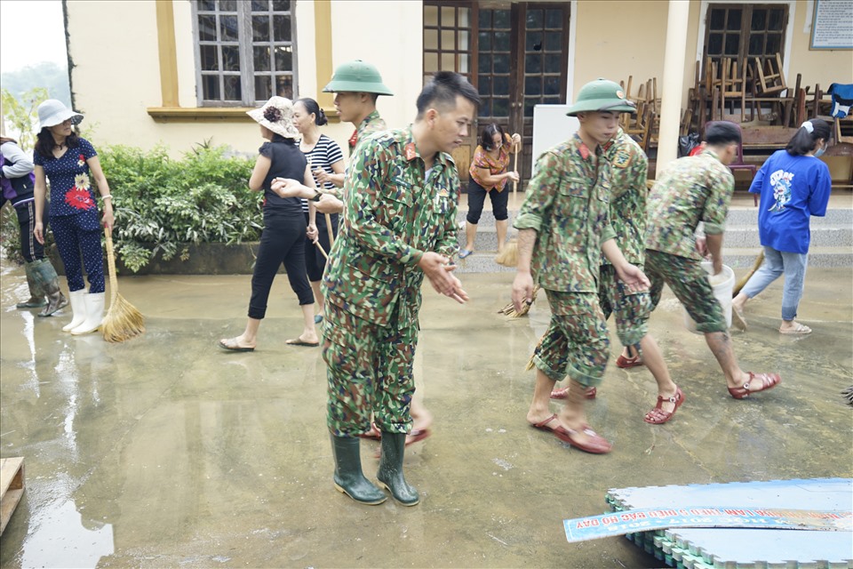 Bộ đội giúp trường Tiểu học Thanh Long (Thanh Chương-Nghệ An) thu dọn sau lũ. Ảnh: QĐ