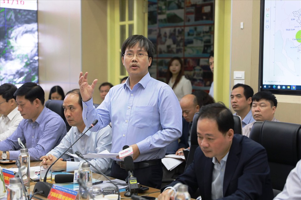 TS Mai Văn Khiêm - Giám đốc Trung tâm Dự báo Khí tượng Thủy văn Quốc gia thông tin về bão số 10. Ảnh: Vũ Sinh