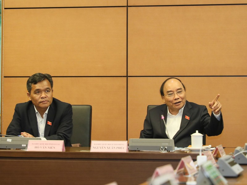 Thủ tướng Nguyễn Xuân Phúc trao đổi với các đại biểu Quốc hội tại buổi thảo luận tổ. Ảnh: Chí Linh