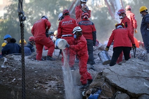 Công tác cứu hộ vẫn tiếp tục diễn ra hôm 2.11 tại 8 tòa nhà bị sập ở thành phố Izmir, miền tây Thổ Nhĩ Kỳ. Ảnh: AFP