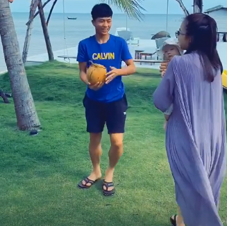 Vợ Phan Văn Đức chia sẻ video đi du lịch trên trang cá nhân. Ảnh chụp màn hình