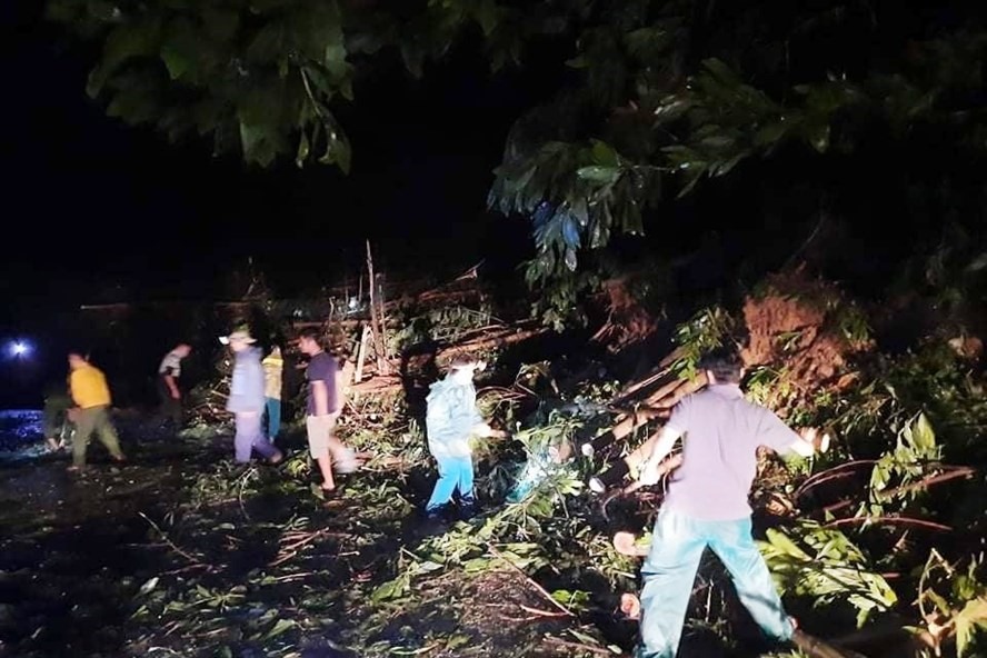 Cưa cây mở đường vào xã Trà Leng, huyện Trà My (Quảng Nam) để cứu hộ các hộ dân bị sạt lở đất tối 28.10. Ảnh: Ngọc Hà