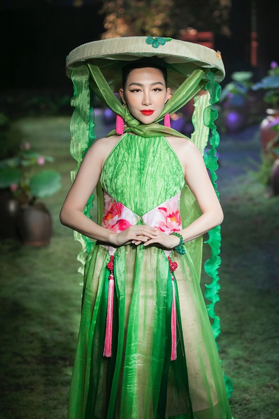 Diễn viên múa Linh Nga được trao vai trò 'nàng thơ' cho fashion show giới thiệu sưu tập 'Tình tang' năm 2019. Cô trình diễn với nón quai thao, guốc mộc và váy yếm cách điệu từ lụa.