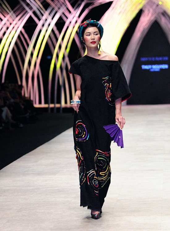 Helly Tống là first face cho bộ sưu tập 'Lúng Liếng' ra mắt tại Vietnam International Fashion Week 2015. Bộ sưu tập lấy cảm hứng từ các bức hoạ nổi tiếng mang đề tài người phụ nữ thế kỷ 20 của các hoạ sĩ đại thụ trong nền Mỹ thuật Việt Nam.