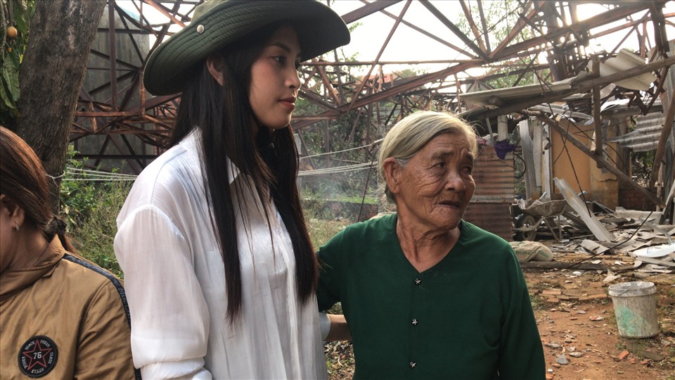 Hoa hậu Tiểu Vy cùng các người đẹp Hoa hậu Việt Nam tỉ mỉ thăm hỏi người dân. Ảnh: Sen Vàng.