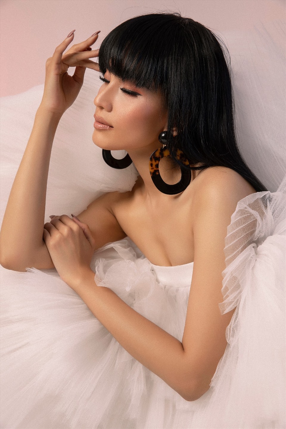Người mẫu sinh năm 1988 còn là một trong những gương mặt thời trang hàng đầu Việt Nam với hơn 10 năm làm nghề người mẫu và xuất hiện dầy đặc trên sàn diễn cũng như các tạp chí thời trang danh giá.