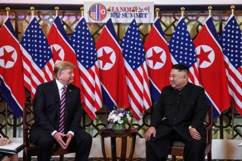 Tổng thống Donald Trump và nhà lãnh đạo Kim Jong-un trong hội nghị thượng đỉnh Mỹ-Triều tại Hà Nội. Ảnh: AFP
