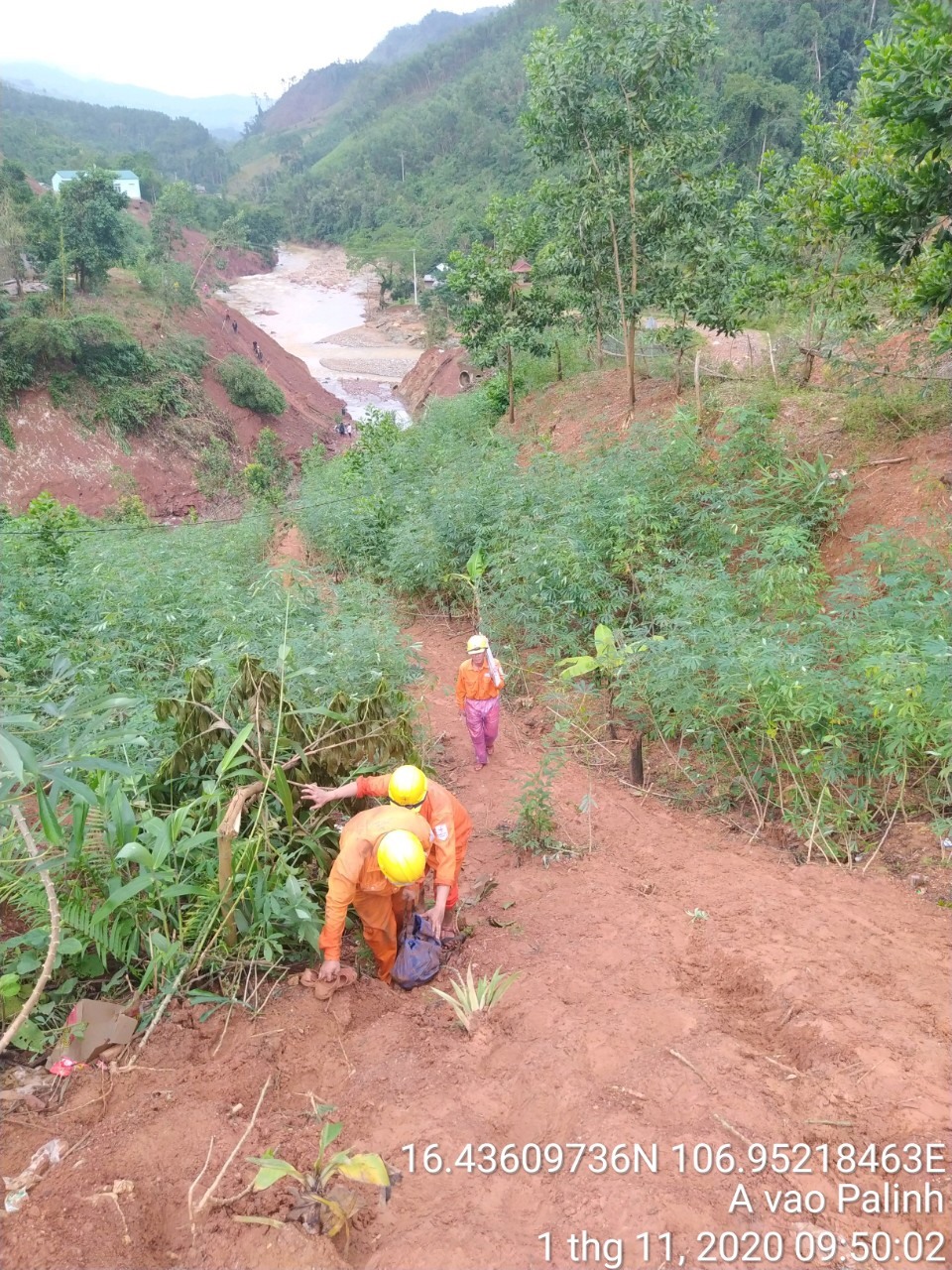 Công nhân Công ty Điện lực Quảng Trị đã cùng với bà con hai thôn phải mất một ngày đi bộ khoảng 20 km đường rừng trong điều kiện sạt lở hết sức khó khăn