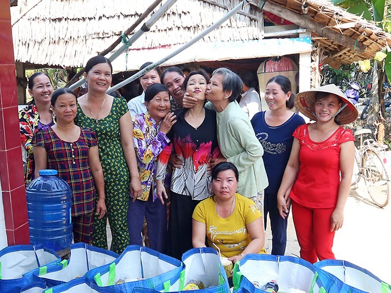 Dù thành công nhưng Việt Hương không kiêu căng mà luôn giúp đỡ người khó khăn.