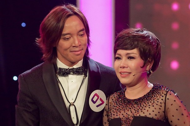Mới đây, Hoài Phương bất ngờ xuất hiện trên một gameshow để hát tặng Việt Hương một bài hát do anh sáng tác để kỉ niệm ngày cưới cả hai. Điều này khiến nữ danh hài bật khóc vì xúc động.