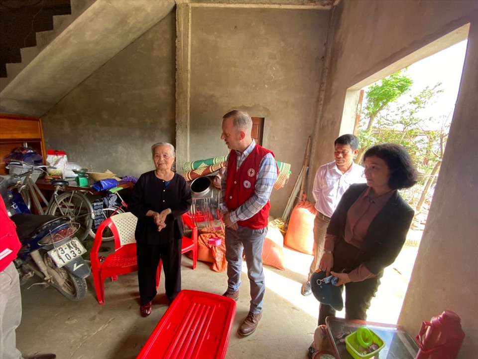Đại sứ Anh Gareth Ward thăm và tặng quà người dân tỉnh Quảng Bình hôm 19.11. Ảnh: ĐSQ Anh