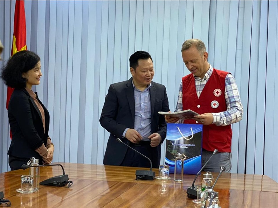 Đại sứ Anh Gareth Ward gặp ông Nguyễn Tiến Hoàng, Phó Chủ tịch Uỷ ban Nhân dân tỉnh Quảng Bình. Ảnh: ĐSQ Anh