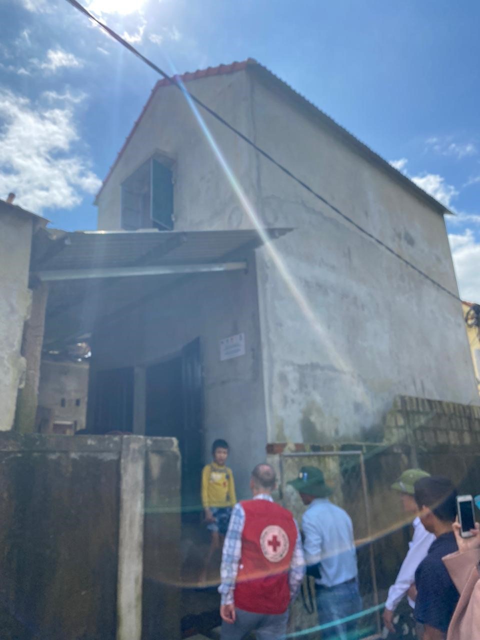 Đoàn tới thăm nhà chống lũ được xây dựng tại tỉnh Quảng Bình. Ảnh: ĐSQ Anh