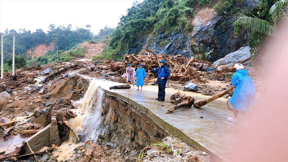 Do mưa bão, hàng chục điểm sạt lở cây chia cắt 2 xã Phước Thành, Phước Lộc trong gần 1 tháng. Ảnh: Long Phuc