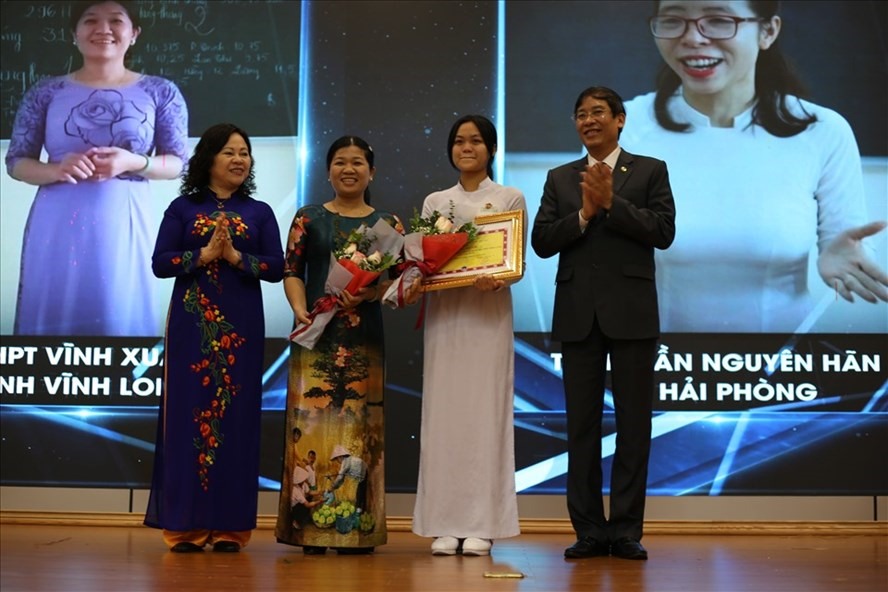 Ông Vũ Minh Đức, Chủ tịch Công đoàn Giáo dục Việt Nam và Thứ trưởng Bộ Giáo dục và Đào tạo Ngô Thị Minh trao tặng bằng khen cho tác giả có tác phẩm đạt giải Đặc biệt. Ảnh Lan Như