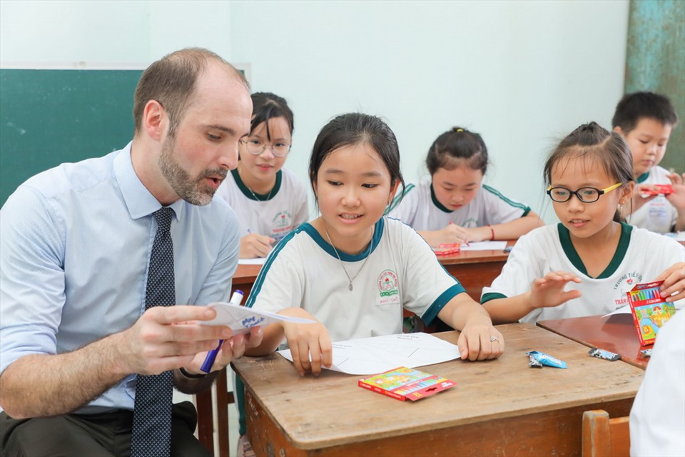 Lớp học trải nghiệm với giáo viên nước ngoài và học sinh trường Trần Đại Nghĩa. Ảnh: BTC.