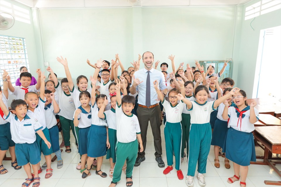 Cả lớp chúc mừng “Happy Teacher’s Day” tặng thầy giáo nhân ngày 20.11. Ảnh: BTC.