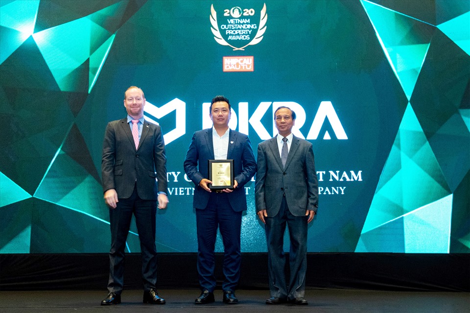 Ông Phạm Lâm - CEO DKRA Vietnam (đứng giữa) vinh dự đón nhận danh hiệu “Nhà phân phối Bất động sản tiêu biểu” tại Lễ vinh danh Bất động sản tiêu biểu Việt Nam 2020