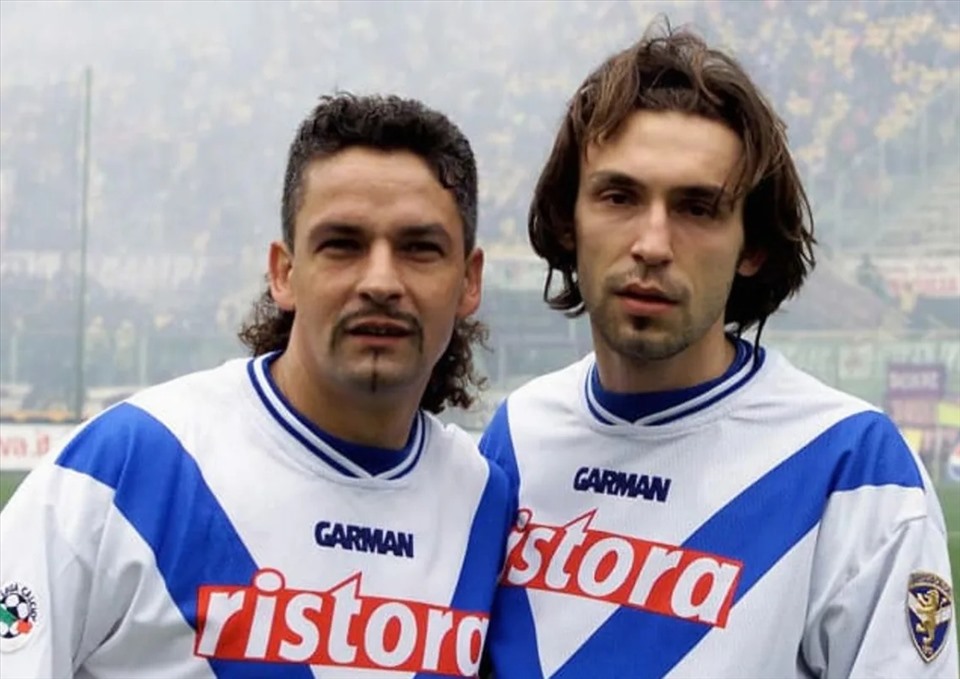 Phong cách chơi bóng lãng tử được truyền từ Roberto Baggio sang Andrea Pirlo. Ảnh: AFP