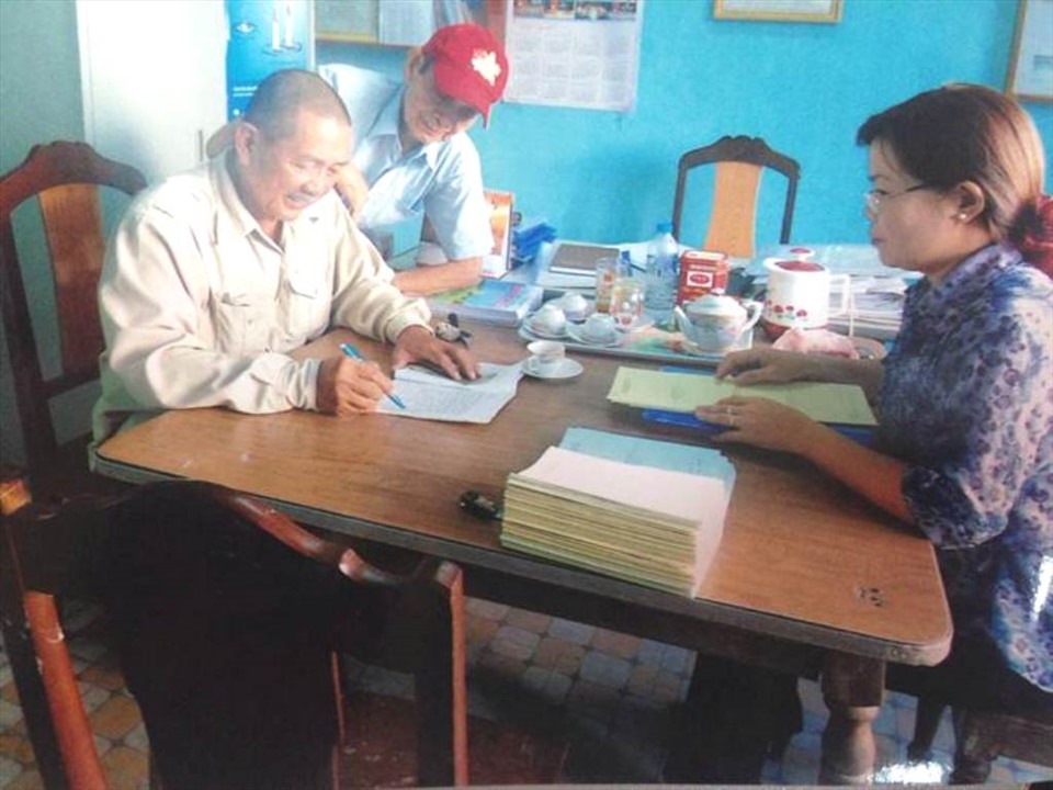 Trong một lần, ông Lê Đình Phúc (bên trái) đang nhận hỗ trợ địa chỉ nhân đạo tại địa phương.