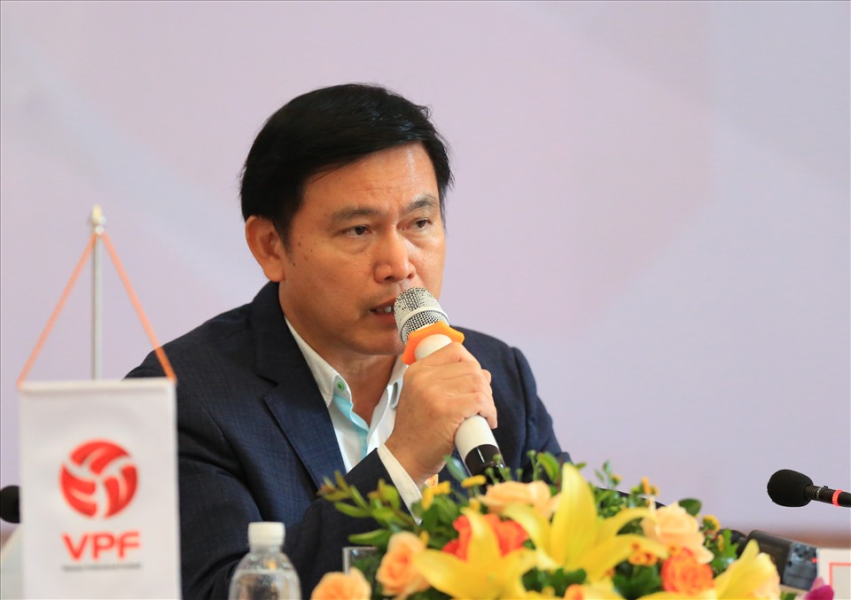 Chủ tịch VPF Trần Anh Tú trao đổi với báo chí về thể thức thi đấu ở V.League 2021. Ảnh: Minh Dân