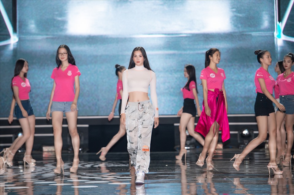 Trong phần tổng duyệt, Top 3 Hoa hậu Việt Nam cho thấy kỹ năng nhảy chuyên nghiệp không kém catwalk. Ảnh: SV.