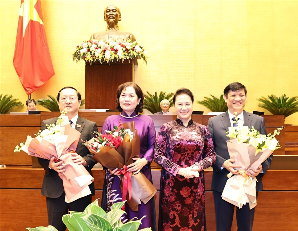 Chủ tịch Quốc hội Nguyễn Thị Kim Ngân tặng hoa chúc mừng các thành viên Chính phủ vừa được phê chuẩn bổ nhiệm tại Kỳ họp 10, Quốc hội khoá XIV. Ảnh TTXVN