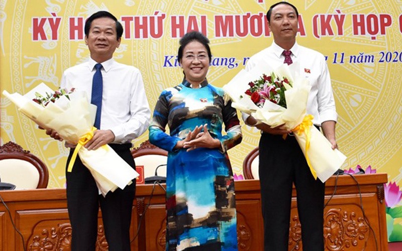 Ông Lâm Minh Thành (bên phải) được bầu giữ chức Chủ tịch UBND tỉnh Kiên Giang. Ảnh: VGP
