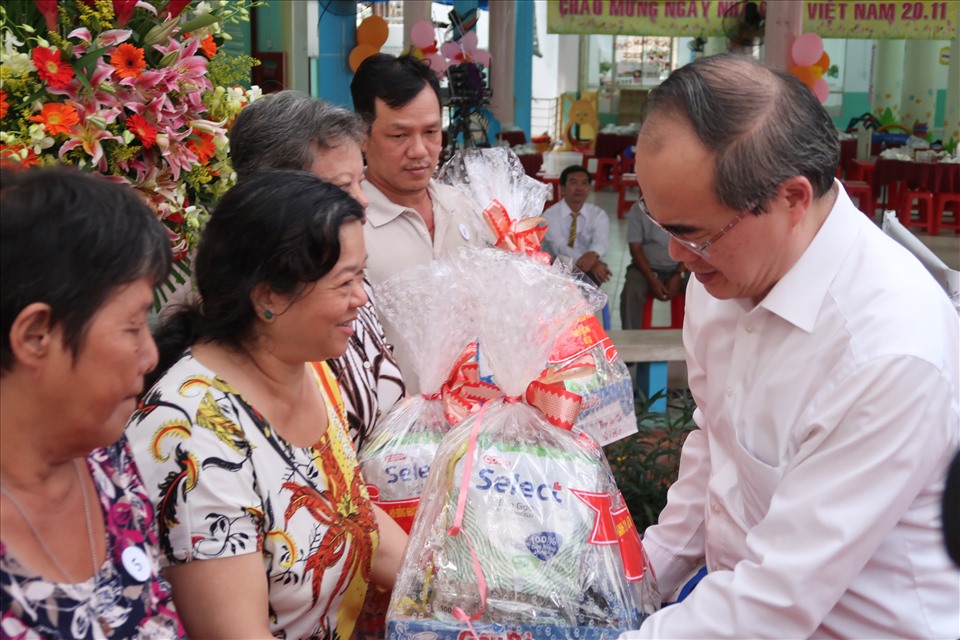 Ông Nguyễn Thiện Nhân trao quà hỗ trợ những hoàn cảnh khó khăn tại khu phố 6-7 (Phường 8, Quận 5). Ảnh: Hữu Huy
